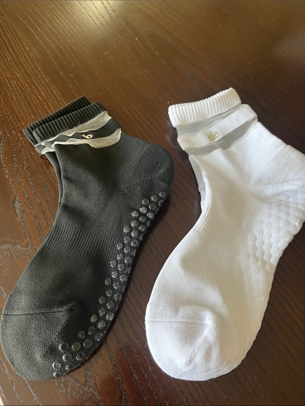 NWOT ALO Yoga Non-Slip Ankle Socks - Black & White